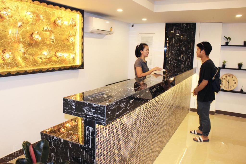 Rest@Ratchada Hotel Bangkok Bagian luar foto
