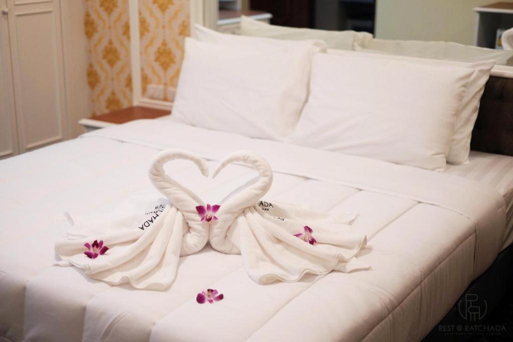Rest@Ratchada Hotel Bangkok Bagian luar foto