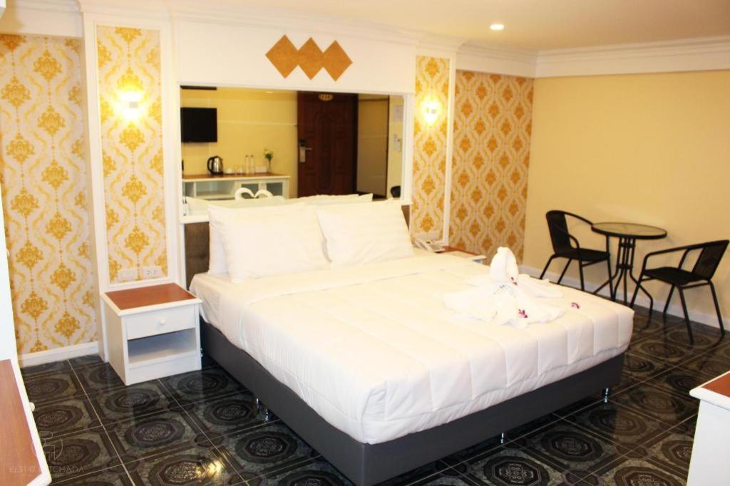 Rest@Ratchada Hotel Bangkok Bagian luar foto