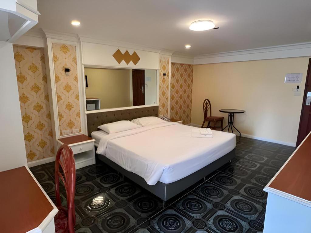 Rest@Ratchada Hotel Bangkok Bagian luar foto