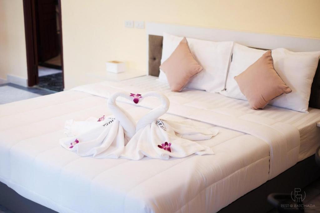 Rest@Ratchada Hotel Bangkok Bagian luar foto